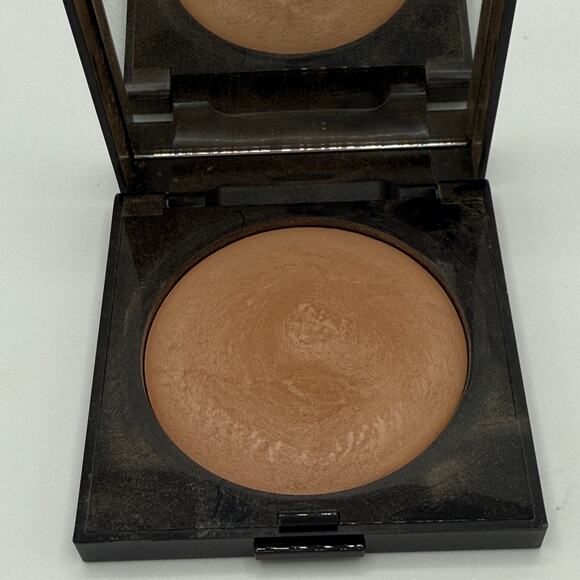 Laura Mercier Matte Radiance Baked Powder Compact (Bronzer 01) 7.5g/0.26Oz - Picture 4 of 8